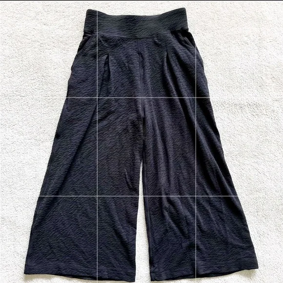 LULULEMON Can You Feel The Pleat Crop Size 4 MINIMALIST CONTEMPORARY CHIC - Picture 3 of 8